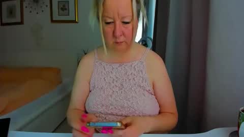 Nicole online show from April 12, 8:30 am