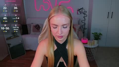 Snapshot of blonde_vibe chatting on May 25, 10:43 am Nessa online show from May 25, 10:43 am