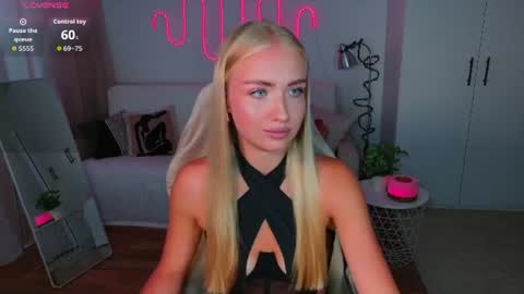 Snapshot of blonde_vibe chatting on June 21, 11:02 am Nessa online show from June 21, 11:02 am