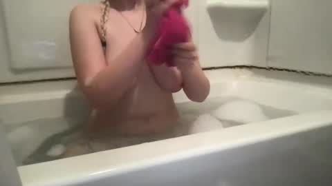 Snapshot of blondebaby18x chatting on December 15, 2:21 pm BlondeBaby online show from December 15, 2:21 pm