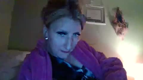 Snapshot of blondebellaaa3 chatting on December 8, 3:32 am Gia  online show from December 8, 3:32 am
