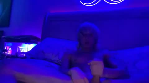 Snapshot of blondezombieboi chatting on January 4, 8:49 am blondezombieboi online show from January 4, 8:49 am