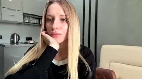 Snapshot of blondi_bondi chatting on December 15, 6:40 am Viktoriia online show from December 15, 6:40 am
