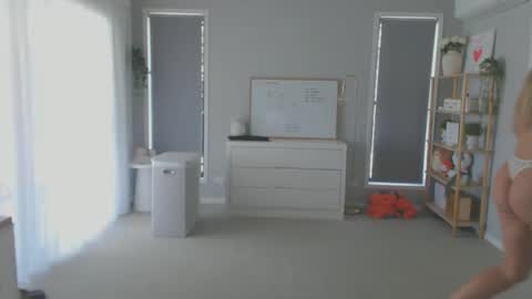 Snapshot of blondiewithapeach chatting on November 12, 2:23 am blondiewithapeach online show from November 12, 2:23 am