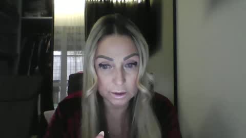 Snapshot of blondkitti chatting on October 29, 8:27 am Iren online show from October 29, 8:27 am