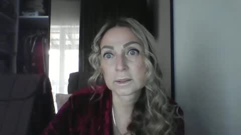 Snapshot of blondkitti chatting on October 31, 9:32 am Iren online show from October 31, 9:32 am