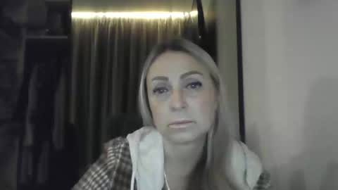 Snapshot of blondkitti chatting on November 24, 7:02 pm Iren online show from November 24, 7:02 pm