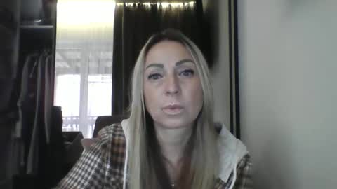Snapshot of blondkitti chatting on November 27, 9:44 am Iren online show from November 27, 9:44 am