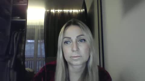Snapshot of blondkitti chatting on December 1, 1:27 pm Iren online show from December 1, 1:27 pm