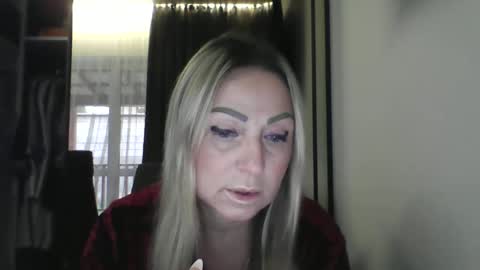Snapshot of blondkitti chatting on December 2, 11:26 am Iren online show from December 2, 11:26 am
