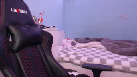 Snapshot of blondmusie chatting on October 22, 8:30 pm CAT online show from October 22, 8:30 pm
