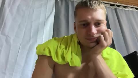 Snapshot of blue_eyed_beau chatting on November 4, 4:00 am Beau online show from November 4, 4:00 am