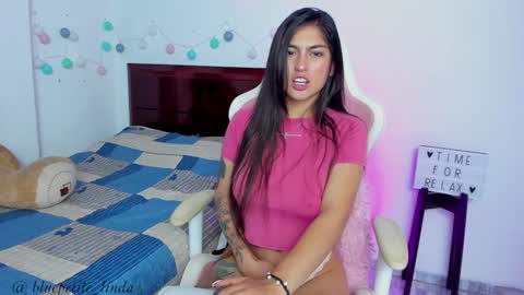 Snapshot of blue_petite chatting on January 4, 4:00 pm Linda  online show from January 4, 4:00 pm