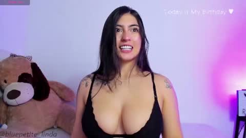 Snapshot of blue_petite chatting on June 30, 3:24 pm Linda online show from June 30, 3:24 pm