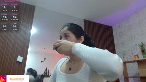 Snapshot of blue_tay1 chatting on November 3, 12:06 pm blue_tay1 online show from November 3, 12:06 pm