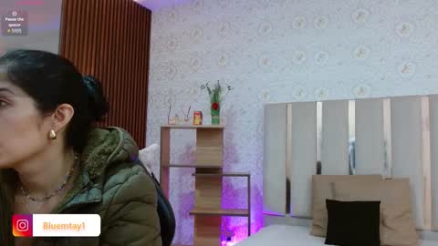 Snapshot of blue_tay1 chatting on November 6, 12:06 pm blue_tay1 online show from November 6, 12:06 pm