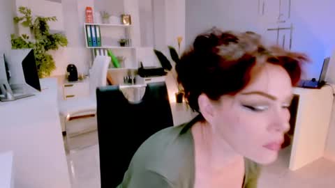 Snapshot of bluediamondsdreams chatting on June 3, 10:04 pm bluediamondsdreams online show from June 3, 10:04 pm