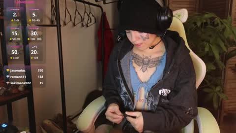 Snapshot of bluedweeb chatting on December 14, 2:23 am Blue online show from December 14, 2:23 am