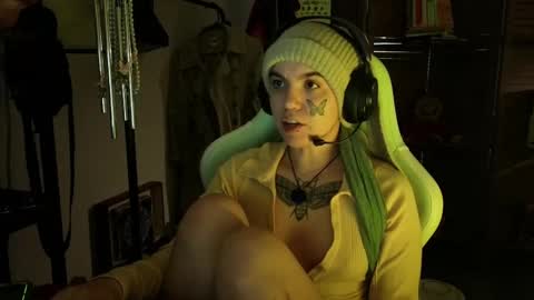 Snapshot of bluedweeb chatting on February 13, 9:20 am Blue online show from February 13, 9:20 am