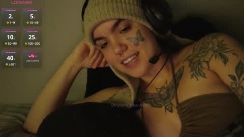 Snapshot of bluedweeb chatting on September 27, 5:12 am Blue online show from September 27, 5:12 am