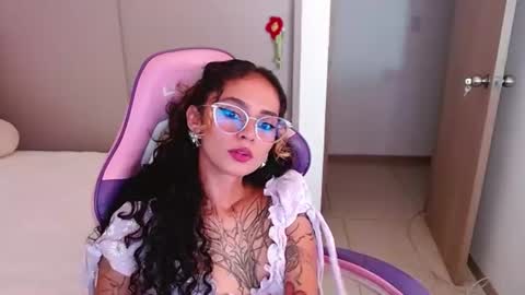 Snapshot of bluee_v chatting on June 22, 3:25 am Im Abril .. Nice to meet you thumb up me please its important INDEPENDENT MODEL online show from June 22, 3:25 am