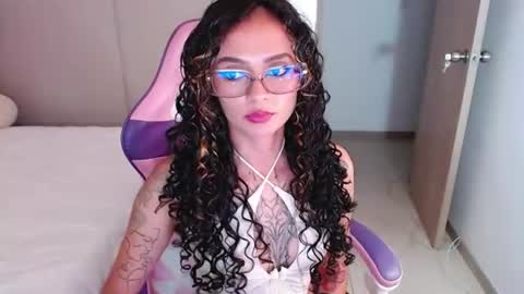 Snapshot of bluee_v chatting on June 25, 2:00 am Im Abril .. Nice to meet you thumb up me please its important INDEPENDENT MODEL online show from June 25, 2:00 am