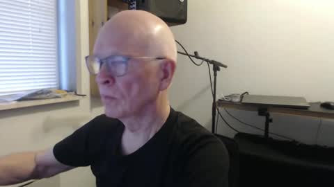Snapshot of blueeyesn8 chatting on October 21, 8:04 am blueeyesn8 online show from October 21, 8:04 am