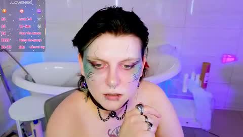 Snapshot of bluelunaray chatting on October 25, 10:34 am Hi my name is Lunaray online show from October 25, 10:34 am