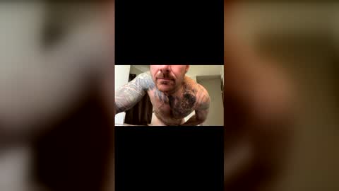 Snapshot of bodyart85_19 chatting on May 6, 2:33 pm Bodyart85 19 online show from May 6, 2:33 pm