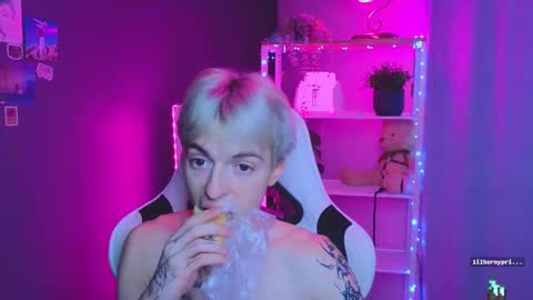 Snapshot of boicute chatting on March 5, 11:28 am ALEXPVT IS OPEN online show from March 5, 11:28 am