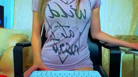 Snapshot of bom_mia_bom chatting on May 24, 3:11 am Mia online show from May 24, 3:11 am