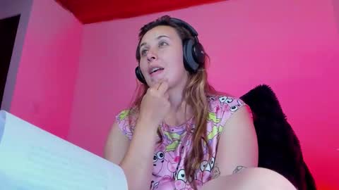 Bonnie Help me reach 500 likes online show from January 5, 11:41 pm