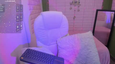 Snapshot of bonnieshyy chatting on February 5, 7:53 pm Bonnie  online show from February 5, 7:53 pm