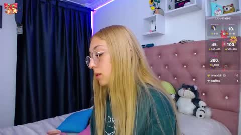 Soffy Brooks Independent model online show from November 20, 5:40 am