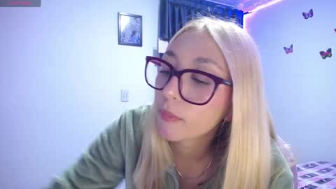 Snapshot of bonny_clyde_xx_ chatting on April 18, 4:49 am Soffy Brooks Independent model online show from April 18, 4:49 am