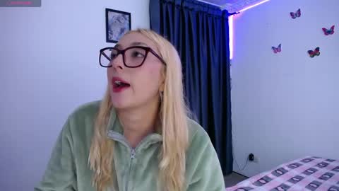 Snapshot of bonny_clyde_xx_ chatting on April 23, 4:35 am Soffy Brooks Independent model online show from April 23, 4:35 am