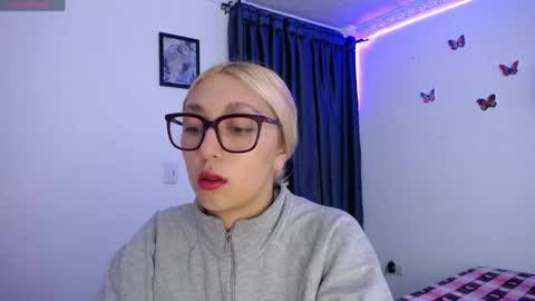 Snapshot of bonny_clyde_xx_ chatting on April 28, 4:17 am Soffy Brooks Independent model online show from April 28, 4:17 am