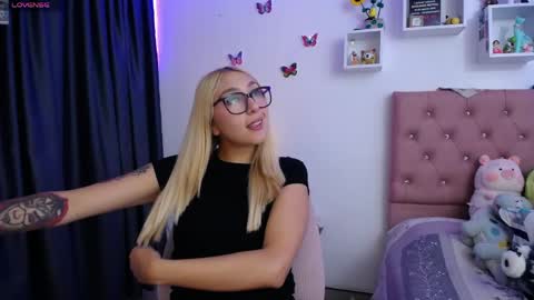 Snapshot of bonny_clyde_xx_ chatting on May 8, 3:56 am Soffy Brooks Independent model online show from May 8, 3:56 am
