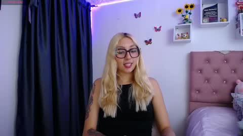 Snapshot of bonny_clyde_xx_ chatting on May 12, 4:42 am Soffy Brooks Independent model online show from May 12, 4:42 am