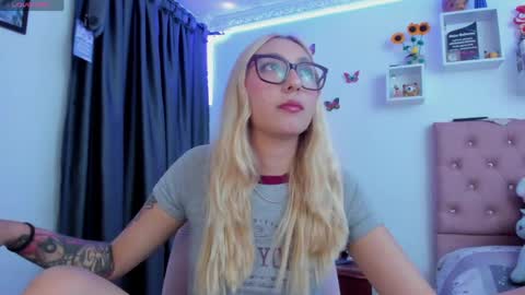 Snapshot of bonny_clyde_xx_ chatting on May 19, 3:46 am Soffy Brooks Independent model online show from May 19, 3:46 am