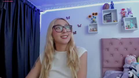 Snapshot of bonny_clyde_xx_ chatting on May 28, 4:10 am Soffy Brooks Independent model online show from May 28, 4:10 am