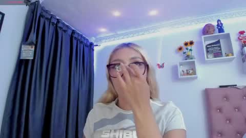 Snapshot of bonny_clyde_xx_ chatting on May 31, 6:42 am Soffy Brooks Independent model online show from May 31, 6:42 am