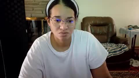 Snapshot of bonvivantb chatting on December 1, 2:00 pm Queen Bon Vivantt online show from December 1, 2:00 pm