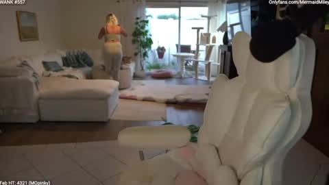 Miley online show from February 10, 1:10 am