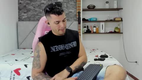 booyhott_ online show from March 5, 7:32 pm