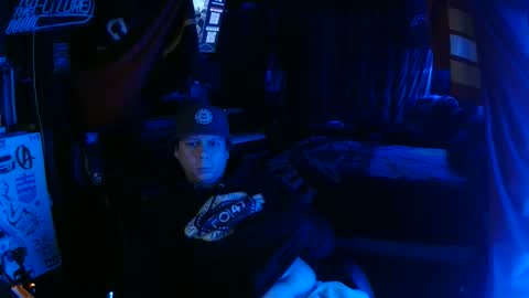 Snapshot of bowerboi1217 chatting on November 19, 6:02 am Bowerboi1217 online show from November 19, 6:02 am