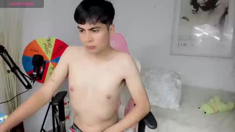 Snapshot of boy_andy__ chatting on December 29, 10:25 pm Aaron online show from December 29, 10:25 pm