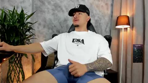 boyc02_ online show from December 4, 12:58 pm