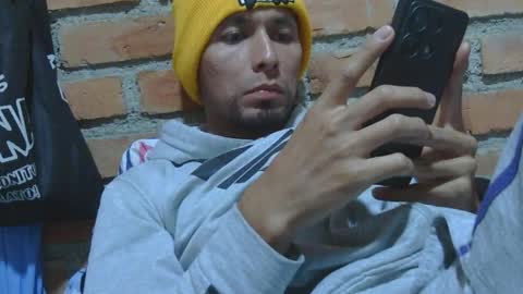 Snapshot of boycumlatino21 chatting on April 6, 12:19 am Boy online show from April 6, 12:19 am