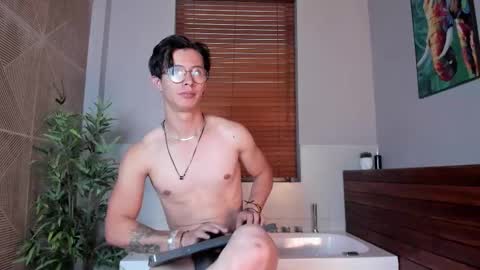 Snapshot of brandon_starkk chatting on October 28, 12:30 pm brandon_starkk online show from October 28, 12:30 pm